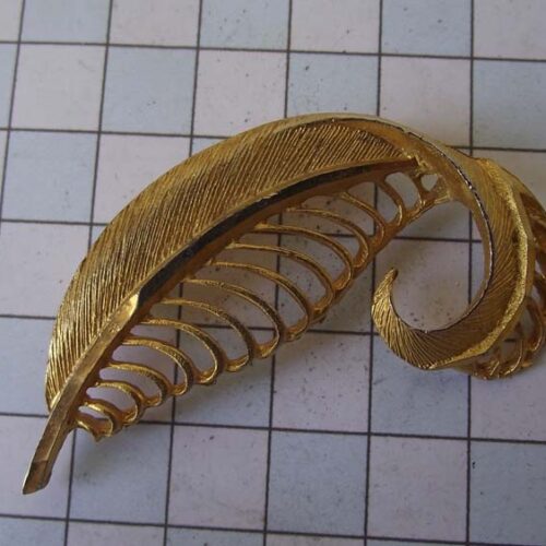 Celtic Brooches, Earrings & Pendants - Gold Plated Pewter. 58 MISCB002GP